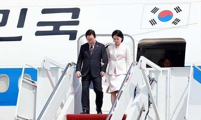 李在明天塌了，不来中国参加九三阅兵，刚抵达美国，却遭当头一棒
