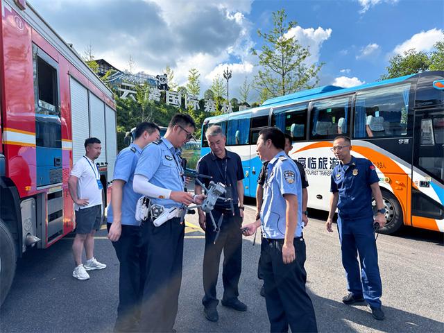 洪雅公安：“村晚”点燃夏夜 绘就平安警色