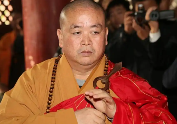 李湘没想到，释永信刚塌房，自己就因一张“黑丝短裙照”被牵连了