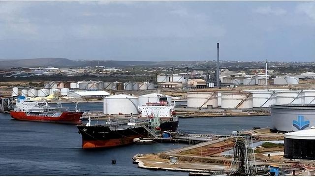 特朗普终于迈出这一步，F18“破门而入”，委内瑞拉还能撑多久？