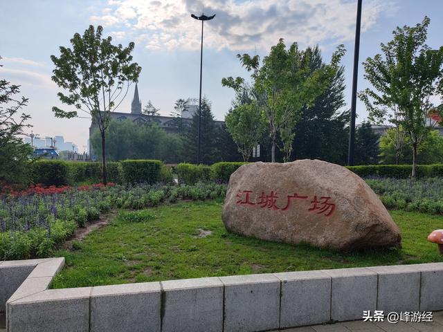 江城广场上的摇橹人雕塑，隐藏在吉林大桥中间的历史遗迹