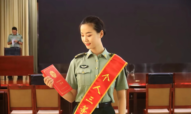 女民兵李思颖阅兵结束后，收到一封通知书，知情人曝去向引热议