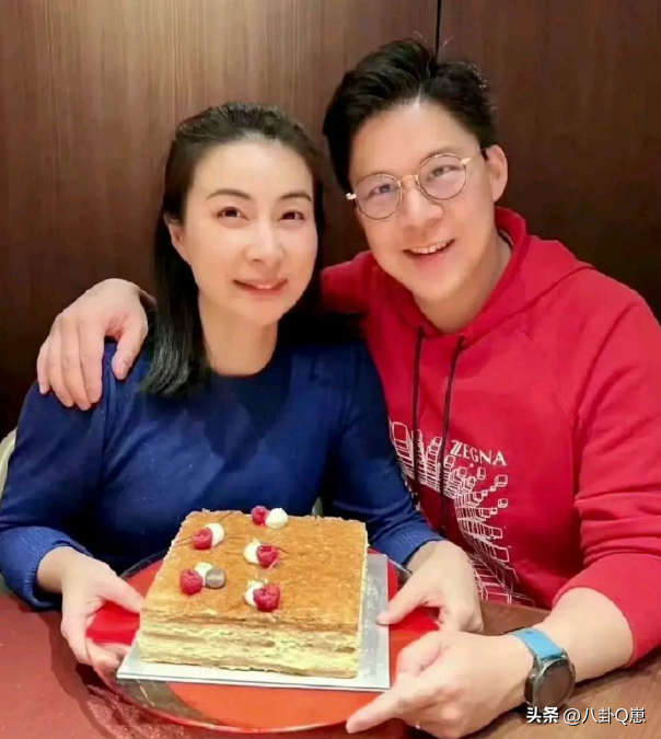 霍启刚太幸福，44岁郭晶晶又传喜讯，让霍震霆和香港阔太圈沉默了