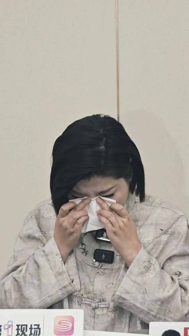 泰国坠崖案王暖暖庭审哭肿了双眼，首度回应抓周：拍孩子不是为流量