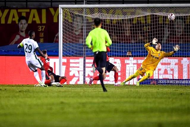 错怪中超裁判！国安点球重罚事出有因，亚泰违规在先，VAR立功了