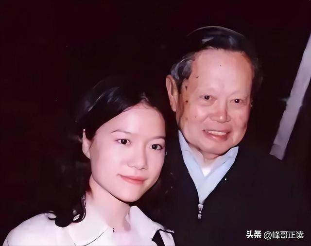 演都不演了！杨振宁去世仅3天，恶心的一幕出现，结局大快人心