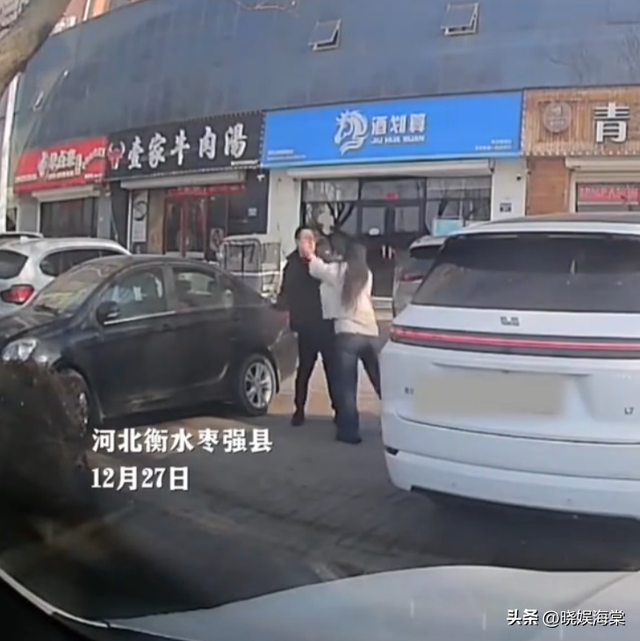 女司机狂扇男司机后续：当事人拒和解	，警方介入，女子不配合调查