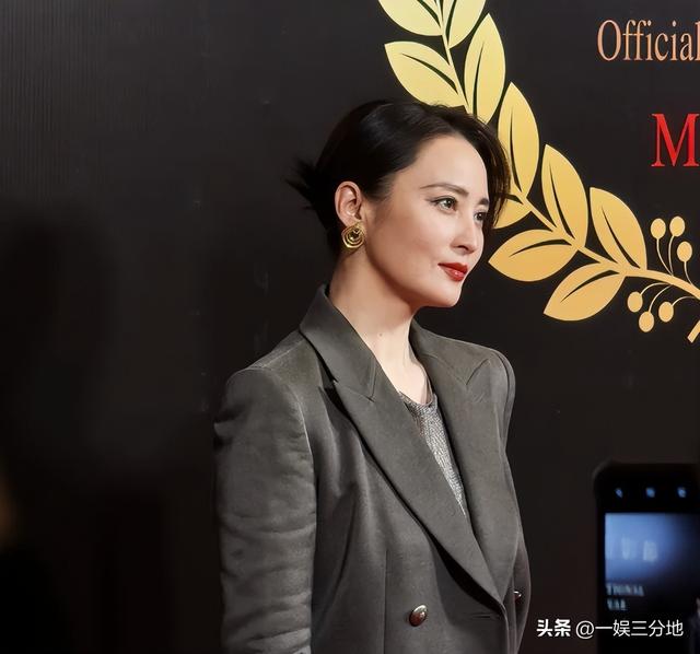 这和“真空”有啥区别，章子怡大胆穿衣，却没赢过保守的蒋勤勤