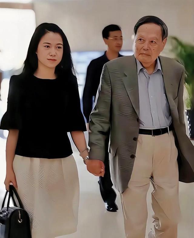 事实证明，49岁无儿无女的翁帆，早被杨振宁安排好了退路