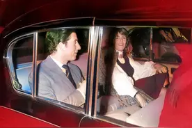 1975年，查尔斯和卡米拉坐同一辆车被偷拍，那时卡米拉已经结婚了图片
