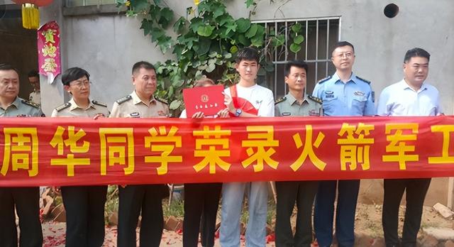 江苏考生被火箭军大学录取，多名领导送通知书，母亲眼神惹人心酸