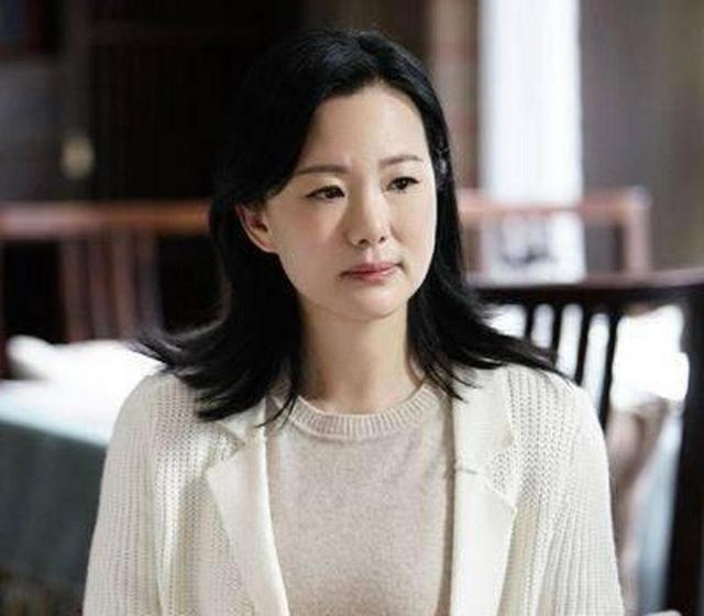 她是国家一级女演员，多次给丈夫戴绿帽，重病丈夫坐轮椅也不离婚