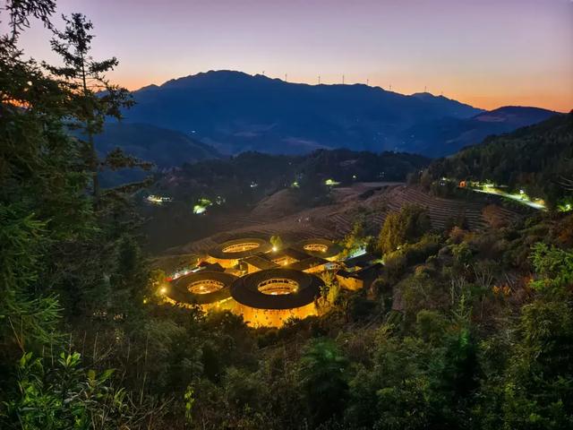 厦门这家新开业的万怡，泳池堪比W！就在五缘湾对面，海景绝了