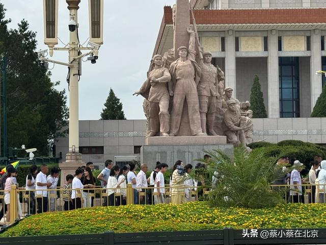 2025年8月17日，毛主席纪念堂前发生的真实排队场景，大家看看吧