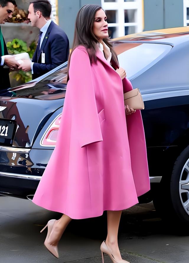 看到韩国第一夫人亮相北京才发现：女人冬天光腿穿大衣，真高级！