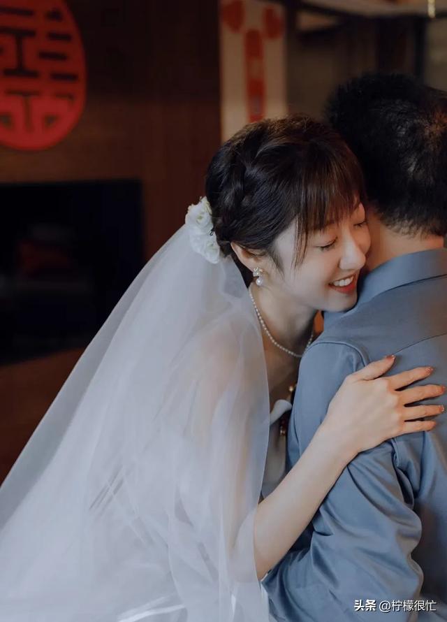 妹妹结婚我随礼18万,临走时她给我偷塞了个包裹,打开一看，我泪奔