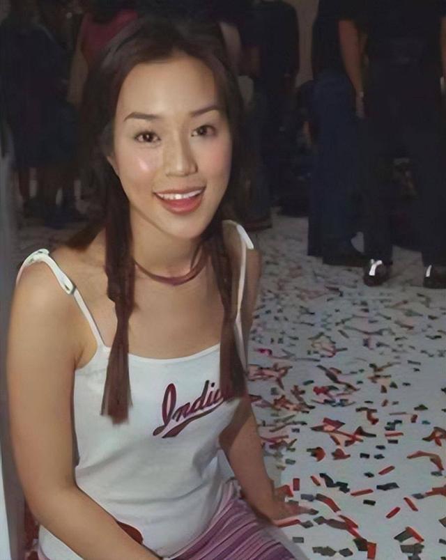 她14岁已是“人间尤物	”	，被首富看中花10亿娶回家，8年生了四胎