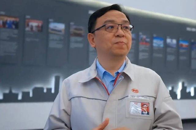 比亚迪老板女儿参加巴黎名媛舞会，她打扮贵气，长得像爸爸王传福