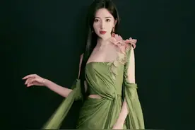 毛晓彤玉足配上绿色的高跟鞋，这也太馋人了吧图片