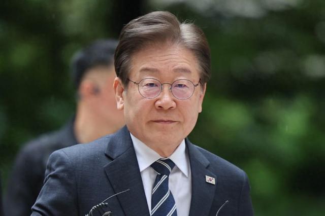 特朗普彻底不装了，威胁韩国不制裁中国就加税！中韩关系迎来大变，李在明会同意吗？