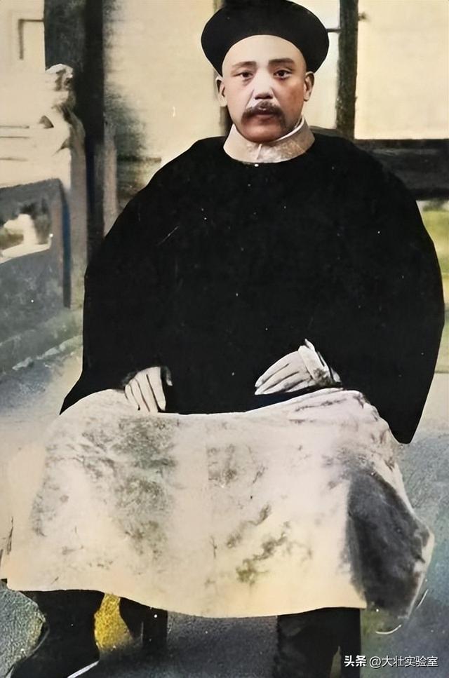 袁世凯的真实老照片：穿龙袍坐龙椅接受朝拜，姨太太确实漂亮！