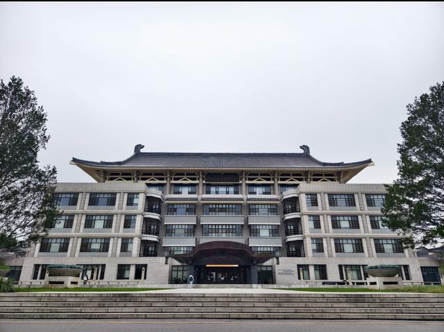 北京旅游第四天，一次同时中签北大清华，如何选择？