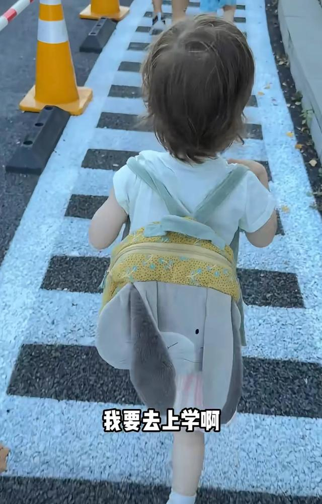 女儿开学第一天，董力阿诺全家出动，阿诺给女儿手工制小被子