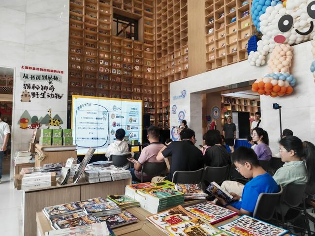 淘书逛展、夜游夜市、盖章打卡……上海书展的快乐，弥漫在整座城市→