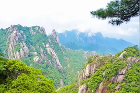 我和他分手 一别经年 再见面时，是同学聚会，看到我后，他急红了眼图片