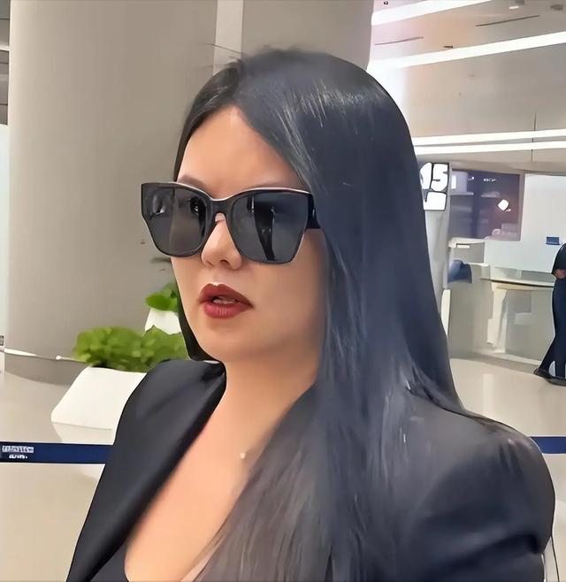 胃癌传闻真相大白半年，49岁赵薇再迎坏消息	，连累的何止闺蜜李湘