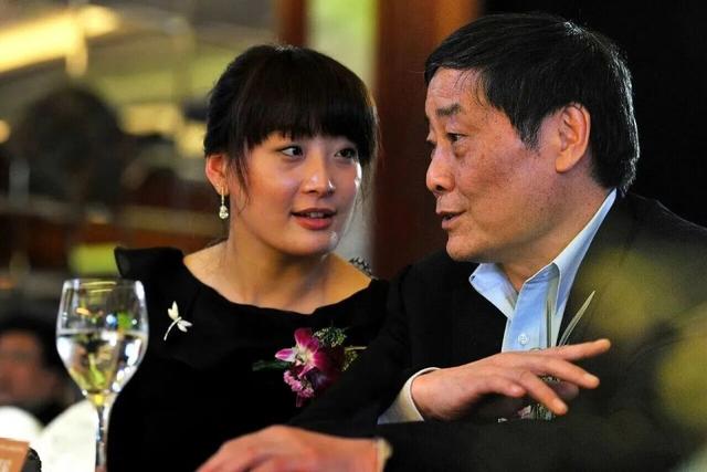 宗馥莉辞去娃哈哈董事长，独立品牌娃小宗已上线，侄女辞职宗泽后再发声：这是件好事，水军把她害了
