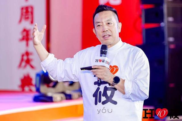 贾国龙想学雷军沟通，结果翻车了，老罗一句话就赢了全网
