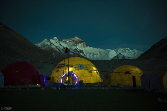 为什么爬珠穆朗玛峰登顶要半夜十二点出发？白天出发不行吗？