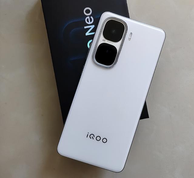 iQOO Z10 Turbo Pro续航屠榜 vs 一加 Ace 5至尊版性能炸裂！
