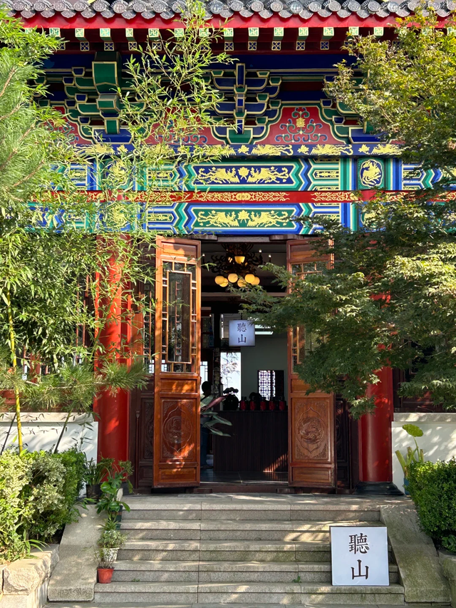 莱山“球迷景区VIP通道”已开启：一票通玩鲸鲨、泵道、山顶夜景！