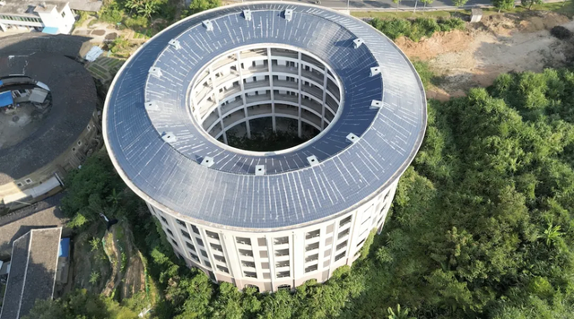 耗资千万，却烂尾在山里！福建一栋没等来游客的“太阳能土楼”