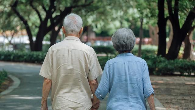 两性关系：60岁女人的大实话，男人过了65岁，只剩下一个“用处”