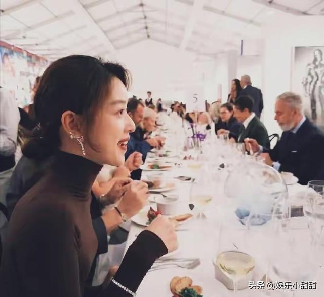 章泽天英国富商饭局形象坍塌，穿着潦草肋骨外翻引热议！