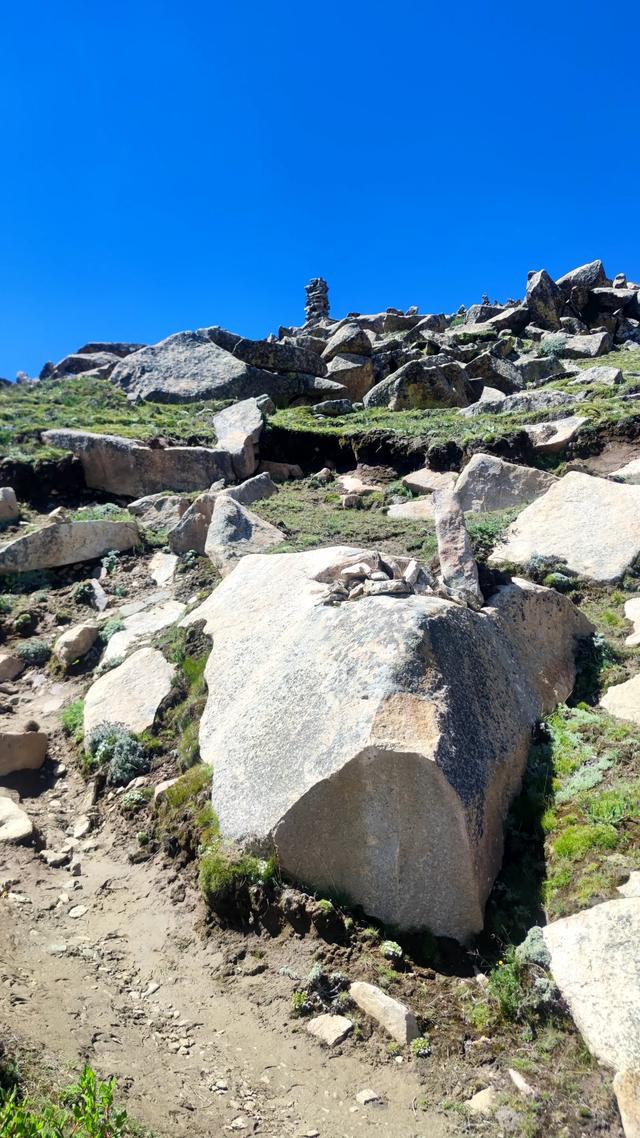 爬拉萨哲蚌寺后山,从海拔3600米到山顶5300米,上下20公里