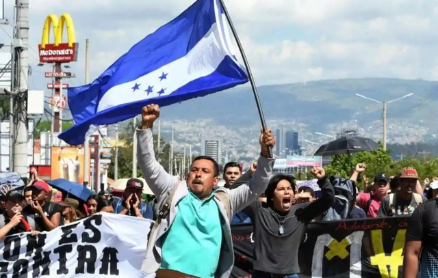 特朗普连炸7国，美防长逼中国往后退，102架次美军机分批进南海