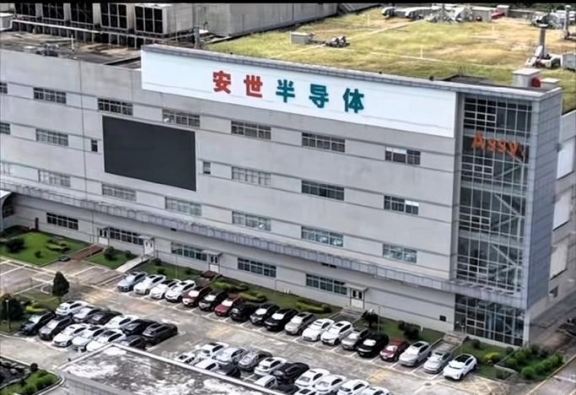 荷兰记者问首相：你认为荷兰的行为愚蠢吗，看看他怎么说？