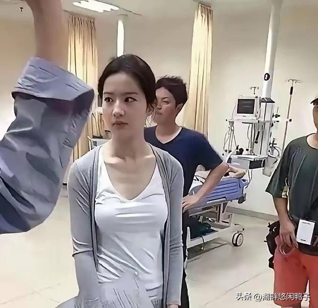 我的天！刘亦菲真人竟然长这样？素颜我直接看傻了