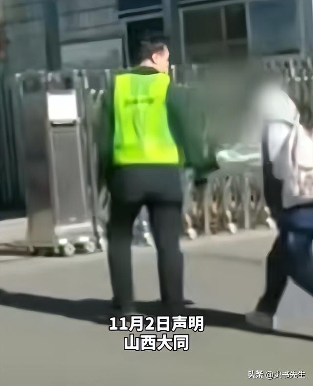 买小吃被拔走钥匙后续！态度粗暴，女生当场吓哭，学校通报引质疑