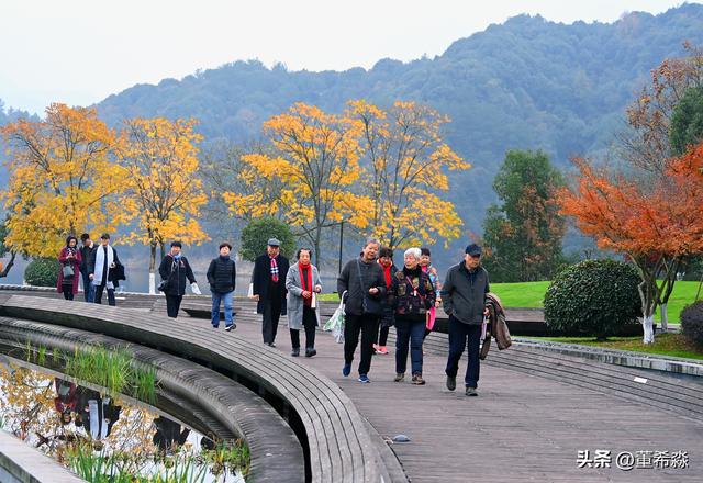 经济喊“冷”，旅游发“烧”：双节假期从打卡到“精神续命”