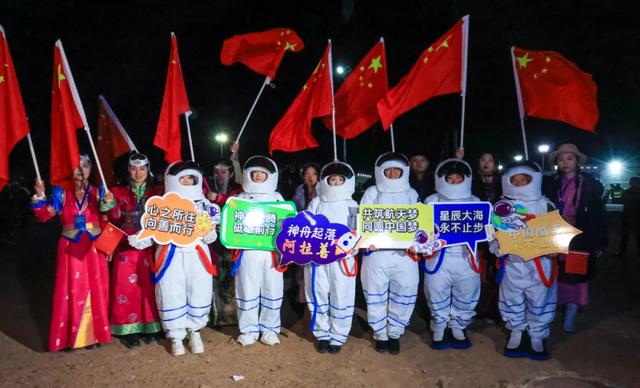 神舟二十一额济纳冲天！航天爱好者与各族群众共襄盛举