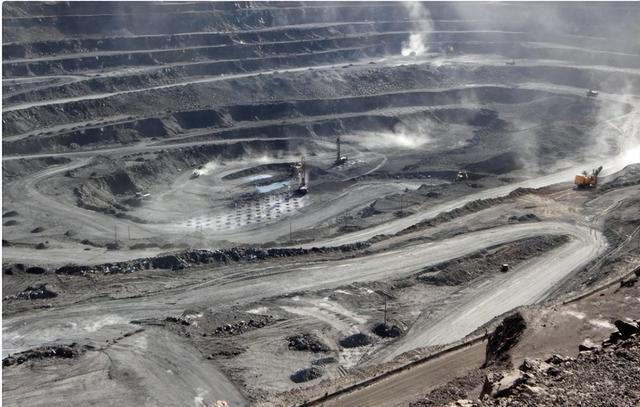 日本舆论承认事态十分严重：高市早苗嘴硬，日本经济暴跌