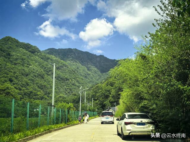 秦岭深山一条导航不出来的路，却是一条千年古道，有老屋有古树