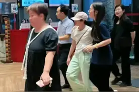 暖心画面！全红婵陪教练家聚餐，何教练女儿寸步不离，紧牵婵宝！图片