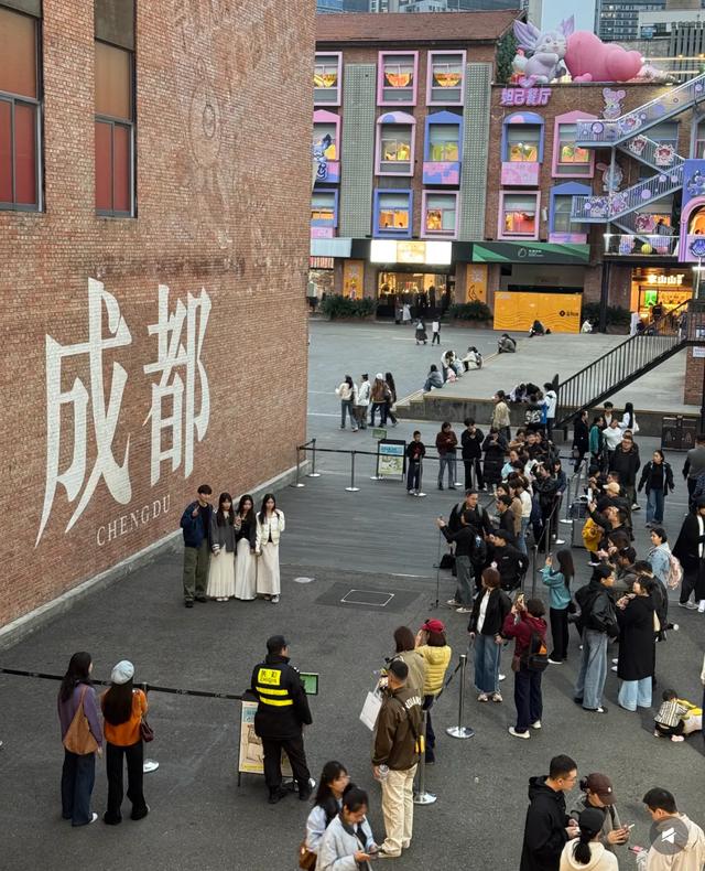 最近去了趟成都,我说句不中听的:素质这块,钱真花对地方了