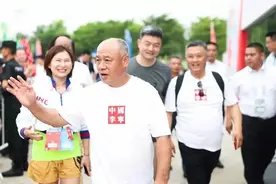 60岁李宁身家百亿面容苍老，61岁妻子风韵犹存，36岁侄子接班图片